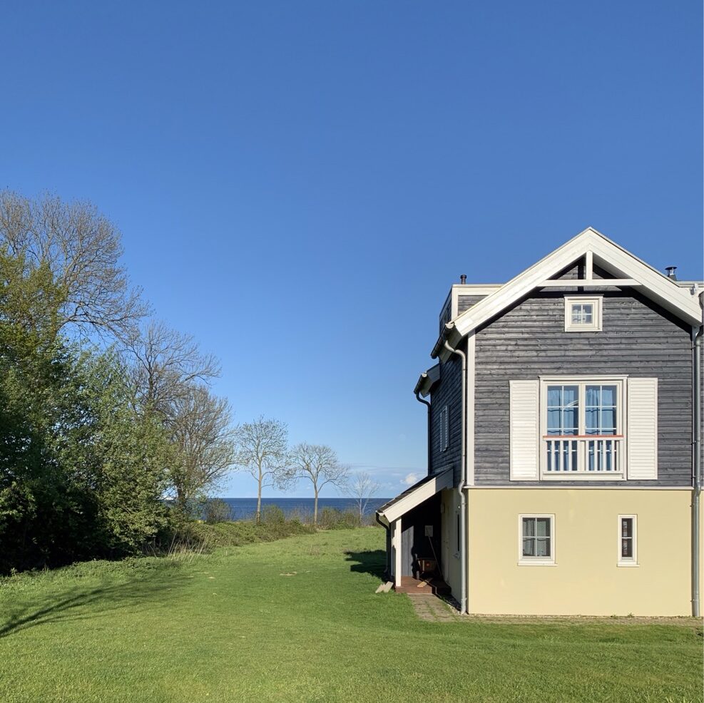 Das Haus von Außen mit Meerblick